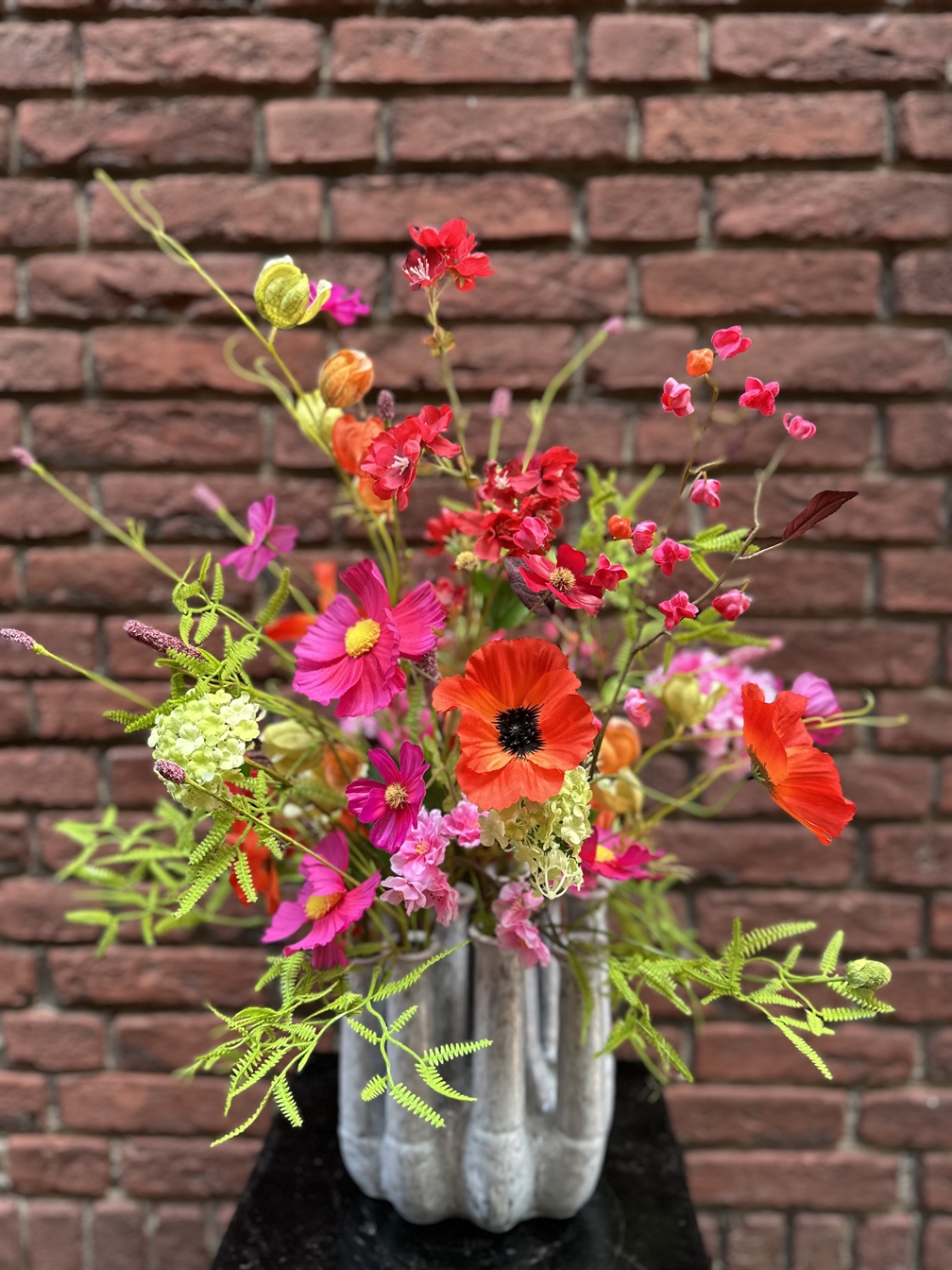 Zijdenarrangement tuitvaas grijs roze-oranje