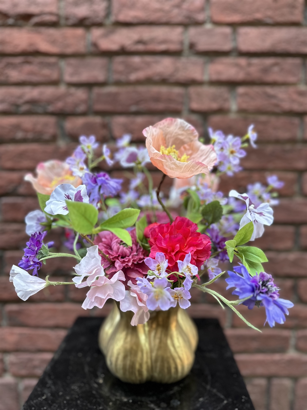 Zijdenarrangement tuitvaas goud 