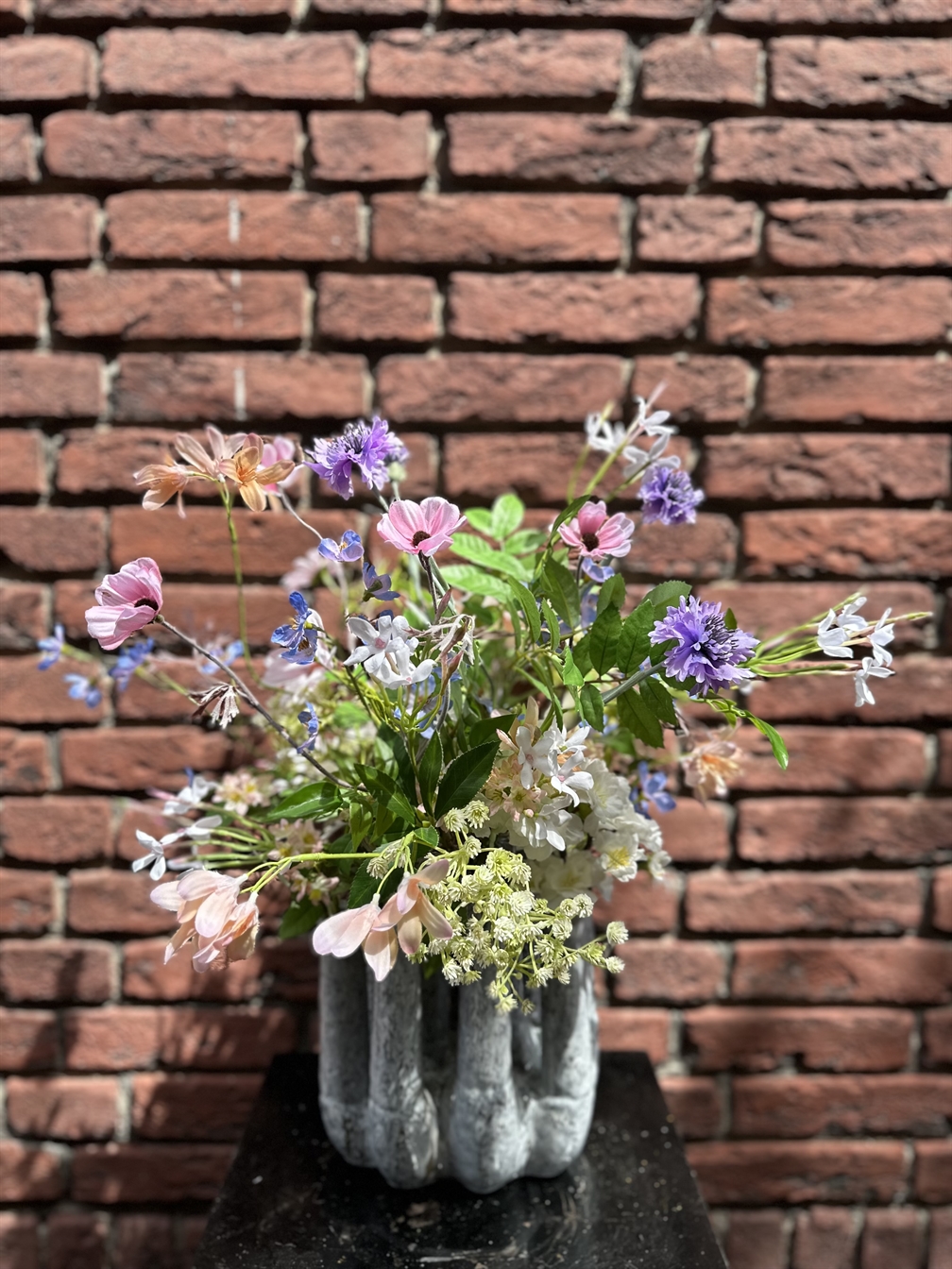 Zijdenarrangement tuitvaas grijs pastel